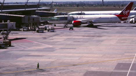 Bodenpersonal-Des-Flughafens-Wartet-Auf-Flugzeuge,-Die-Am-Gate-Geparkt-Sind