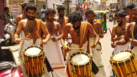 Gläubige-Vor-Einem-Narasimha-Swamy-Hindu-Tempel-In-Bangalore,-Indien,-Bereiten-Einen-Schrein-Vor,-Während-Musiker-Trommeln-Schlagen