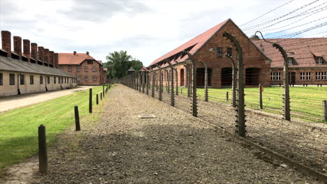 Cercas-De-Alambre-De-Púas-Y-Edificios-En-El-Campo-Nazi-De-Auschwitz-Birkenau.