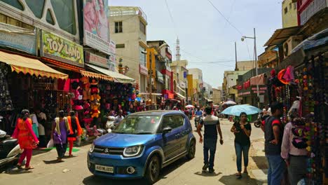 Shopping-crowds-in-Bangalore,-India-on-Commercial-Street