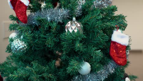 Un-Primer-Plano-De-Un-árbol-De-Navidad-Decorado