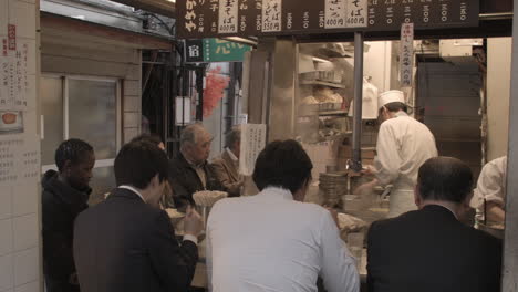 Menschen-Essen-Im-Traditionellen-Restaurant-Tokio