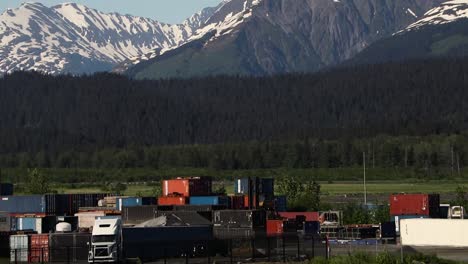 Versandhof-Voller-Container-In-Seward,-Alaska