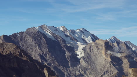 Ein-Ruhiger-Blauer-Himmel-Dient-Als-Hintergrund-Für-Die-Beeindruckende-Bergkulisse-Mit-Majestätischen-Schneebedeckten-Gipfeln,-Die-Ihnen-Den-Atem-Rauben