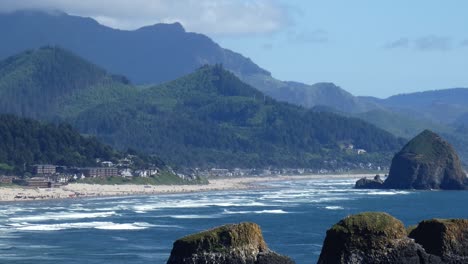 People-on-the-sand-out-at-Cannon-Beach-on-a-sunny-day