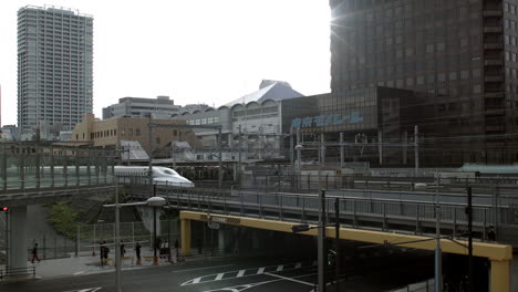 Hochgeschwindigkeitszug-Fährt-Auf-Der-Brücke-In-Der-Stadt-Tokio-Vorbei