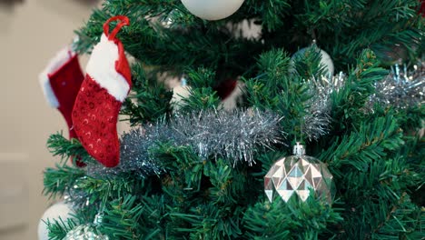 Un-Primer-Plano-De-Adornos-Navideños-En-Un-árbol-De-Navidad