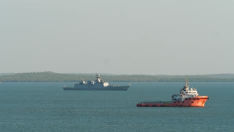 Indische-Marine-Fregatte-Trishnul-Neben-Handelsschiff-Meerjungfrau-Voyager