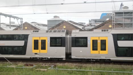 Tren-De-Cercanías-De-Sydney-Pasando-Por-Otro-Tren-Durante-El-Viaje-Matutino-A-La-Ciudad