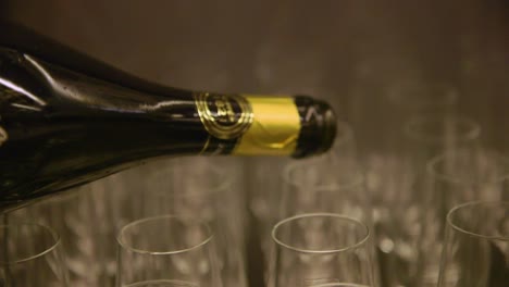 Sprudelnder-Champagner,-Der-Bei-Einer-Feier-In-Schicke-Gläser-Gegossen-Wird