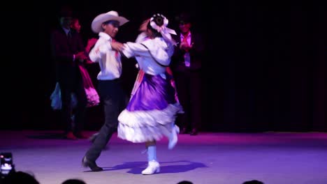 Cerca-De-Jóvenes-Bailarines-Mexicanos-Bailando-Polka,-Las-Polkas-Son-Muy-Populares-En-El-Norte-De-México.