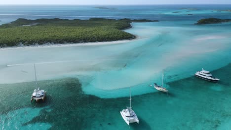 Barco-Catamarán-En-Océanos-De-Arrecifes-De-Coral-Tropicales-En-Gran-Bahama,-Drone-Aéreo