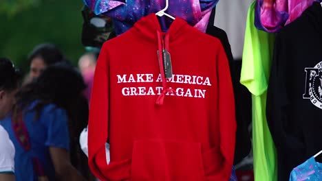 „Make-America-Great-Again“-Pullover-Für-Die-Trump-Kampagne-Zum-Verkauf-Auf-Der-Straße-In-Den-USA