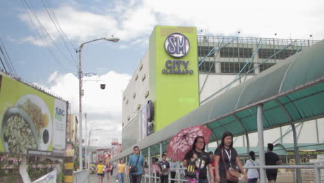 Blick-Auf-Ein-Kleines-Einkaufszentrum-Mit-Fußgängern-Im-Hintergrund,-Olongapo-City,-Philippinen