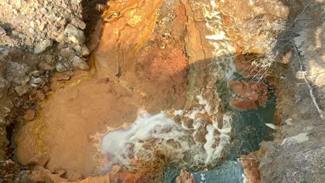 Schnelle-Übergangsaufnahmen-Von-Verschmutztem-Wasser,-Das-Von-Einem-Wasserfall-In-Rosia-Montana-Herabfließt