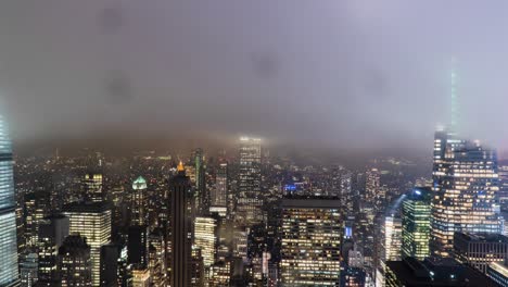 Stürmischer-Blick-Auf-Die-Skyline-Von-New-York-Bei-Nacht,-Schwenkende-Regentropfen-Im-Zeitraffer