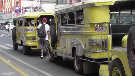 Ikonischer-Jeepney-Des-Filipino,-Der-In-Der-Belebten-Straße-Der-Stadt-Olongapo,-Philippinen,-Auf-Passagiere-Wartet