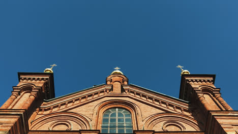Dolly-shot-of-Uspenski-cathedral-in-Helsinki