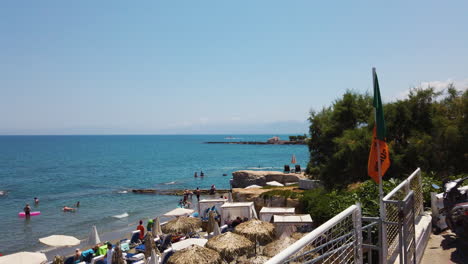 Playa-Aislada-Con-Mar-Azul-En-Creta,-Grecia,-Con-Una-Pequeña-Multitud.