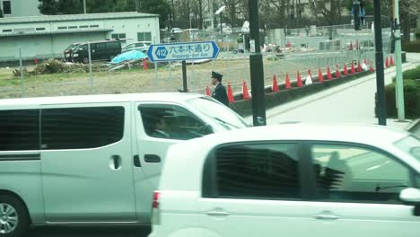Polizisten-An-Der-Straßenecke-In-Japan
