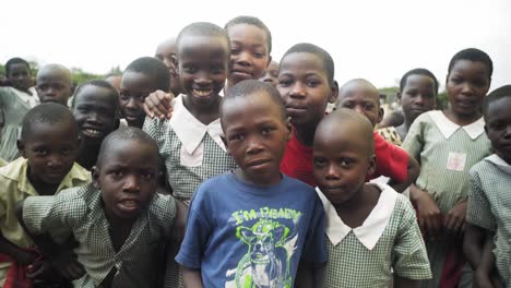 Gruppe-Aufgeregter-Afrikanischer-Kinder,-Die-In-Die-Kamera-Schauen