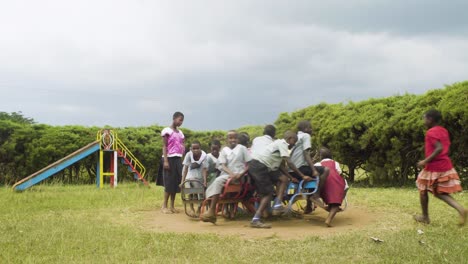Niñas-De-La-Escuela-Jugando-En-Un-Colorido-Patio-De-Juegos-En-Uganda