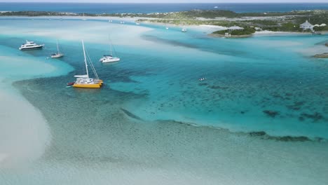 Erstaunliche-Tropische-Landschaft---Farbenfrohes-Meer-Auf-Den-Bahamas-Inseln,-Luftdrohne
