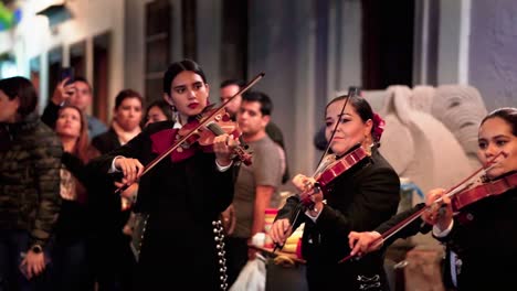 Straßen-Mariachi,-Typisches-Mexikanisches-Konzert-In-Einer-Straße-Mit-Frauen,-Die-Geige-Spielen