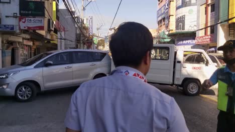 La-Policía-Y-El-Agente-De-Tránsito-Que-Investigan-Los-Accidentes-De-Vehículos,-La-Ciudad-De-Olongapo,-Filipinas