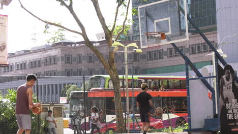 Zwei-Jungen-Spielen-Basketball-Auf-Einem-öffentlichen-Platz-In-Singapur
