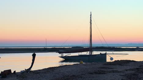Mersea-Island-Sonnenuntergang-Am-Strand-Segelboot-Im-Schuss-Vereinigtes-Königreich