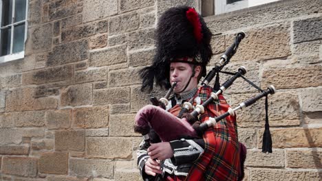 Un-Escocés-Tradicional-Toca-Una-Gaita-En-Edimburgo