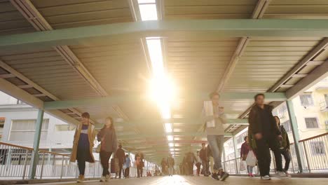 Gente-Caminando-Por-Pasarelas-Elevadas-Que-Conectan-Edificios-En-Hong-Kong---Toma-De-Bajo-Nivel