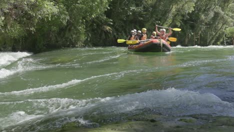 Los-Turistas-Participan-En-Rafting-En-El-Río-Kaituna.