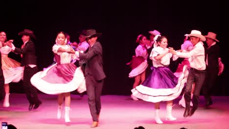 Eine-Gruppe-Junger-Mexikanischer-Tänzer,-Die-Einen-Traditionellen-Mexikanischen-Polka-Tanz-Aufführen,-Der-Im-Norden-Mexikos-Beliebt-Ist