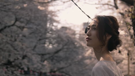 Hermosa-Modelo-Japonesa-Viendo-Flores-De-Cerezo-En-Primavera-En-Japón