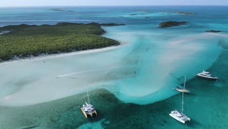 Bahamas-Tourismus-Katamarane-–-Parasailing,-Atemberaubende-Flugdrohne