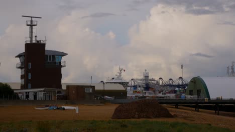 Radarturm-Vereinigtes-Königreich-Seehäfen-Schiff-Und-Docks-Im-Hintergrund-Harwich-Essex