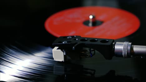 Nahaufnahme-Einer-Nadel-Auf-Einer-Sich-Drehenden-Vintage-Schallplatte-Auf-Einem-Plattenspieler