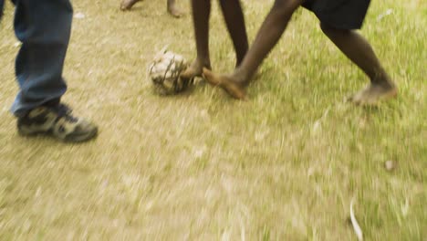 Niños-De-Escuela-Ugandeses-Juegan-Con-Un-Balón-De-Fútbol-Durante-La-Pausa-Del-Almuerzo