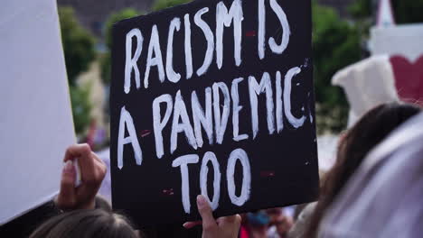 Una-Pancarta-De-Manifestación-Muestra-Que-El-Racismo-También-Es-Una-Pandemia-En-Tiempos-De-Virus-Corona