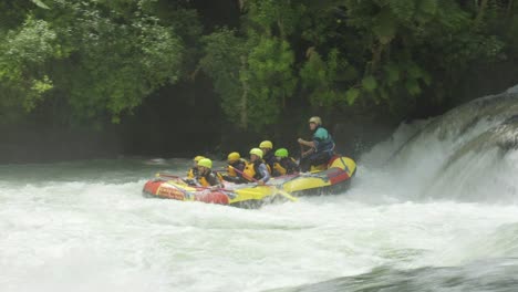 Los-Turistas-Participan-En-Rafting-Con-Una-De-Las-Cinco-Empresas-Que-Operan-Actualmente-En-El-Río.
