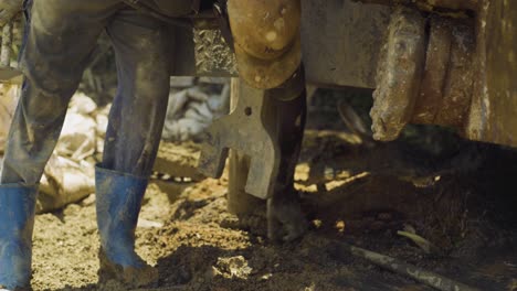 Nahaufnahme-Eines-Bauarbeiters,-Der-In-Blauen-Gummistiefeln-Einen-Neuen-Brunnen-In-Uganda-Bohrt