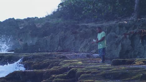 Un-Hombre-Pescando-Solo-En-La-Costa