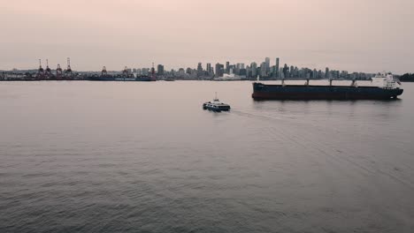 Luftaufnahme-Der-Innenstadt-Von-Vancouver-Bei-Sonnenuntergang-Mit-Dem-Seebus