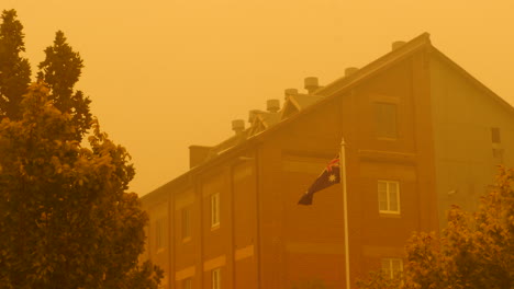 Humo-De-Incendios-Forestales,-Bandera-Australiana,-Edificio-Industrial