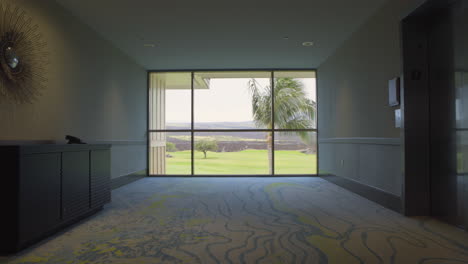 Blick-Durch-Die-Fenster-Des-Resorts-Auf-Die-Grüne-Hawaiianische-Außenlandschaft