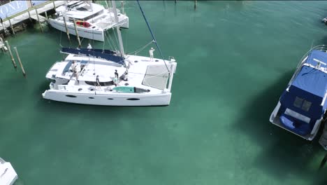Velero-Catamarán-Turístico-En-El-Océano-Caribeño-Tropical,-Drone-Aéreo