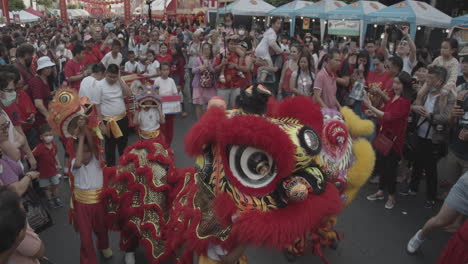 Chinesisches-Neujahrsfest-In-Chinatown-Bangkok,-Thailand-–-Traditioneller-Drachentanz-Auf-Der-Straße-–-Menschen-Tragen-Masken-Wegen-Des-Neuen-Coronavirus-Ausbruchs-–-Leitartikel