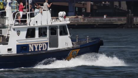 Un-Barco-Policial-A-Toda-Velocidad-En-El-Río-Hudson-En-Nueva-York